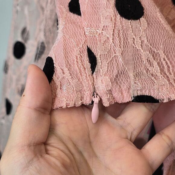 NWT PrettyLittleThing Women's Size 0 Pink Lace Polka Dot Cropped Blouse - Picture 15 of 16
